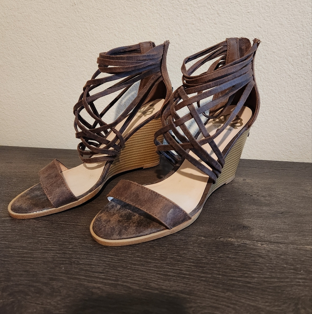 Fergalicious Hunter Wedge Sandal, Chocolate, Size 10